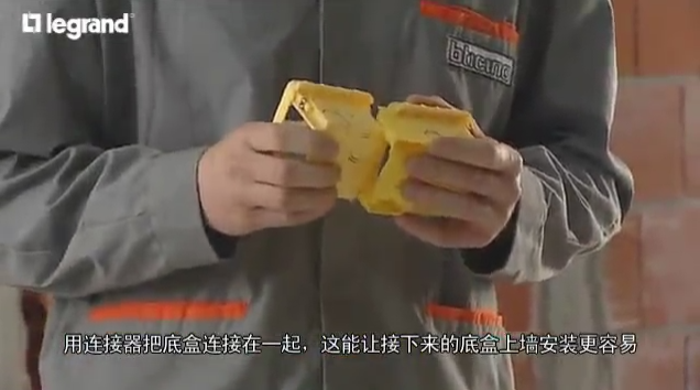 外國(guó)電工如何家裝之開(kāi)關(guān)插座并排安裝過(guò)程